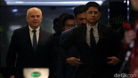 Dalam mengusut perkara korupsi itu, KPK menyebut FBI membantu KPK karena profil Marliem yang awalnya adalah warga Indonesia yang beralih kewarganegaraan menjadi warga negara AS.