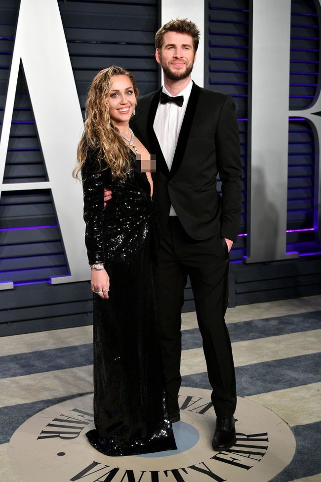 Dalam wawancara dengan majalah Elle, Miley Cyrus tak ragu berbagi mengenai kehidupan rumah tangganya. Aktris sekaligus penyanyi tersebut mengungkap fakta-fakta tak biasa mengenai hubungan dengan Liam Hemsworth yang kompleks dan modern. Ia pun mengaku masih tertarik dengan wanita. Foto: Getty Images