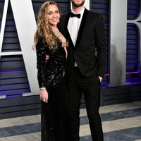 Dalam wawancara dengan majalah Elle, Miley Cyrus tak ragu berbagi mengenai kehidupan rumah tangganya. Aktris sekaligus penyanyi tersebut mengungkap fakta-fakta tak biasa mengenai hubungan dengan Liam Hemsworth yang kompleks dan modern. Ia pun mengaku masih tertarik dengan wanita. Foto: Getty Images