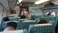Meskipun kereta berjalan begitu cepat, di dalam gerbong penumpang memang tetap nyaman tanpa merasakan guncangan yang berarti (Kurnia/detikTravel)  