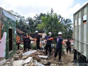 Tanah Masih Terus Gerak, Rumah Warga di Banjarnegara Dibongkar