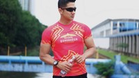 Mengenakan kacamata hitam membuat Dhuha tampil misterius dan keren. Pose bareng air mineral saja tampak keren.  Foto: instagram @dhu_yuand