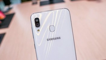 Samsung menyertakan kamera ganda di bagian belakangnya. Ukurannya 16 MP (f/1.7) + 5 MP (f/2.2) wide angle.  Foto: GSM Arena