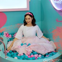 Pada acara tersebut Tatja, sapaan akrabnya mengungkapkan kecintaannya terhadap lipstik. Ia mengaku lipstik adalah kosmetik yang wajib ia bawa. Foto: Silmia Putri/Wolipop