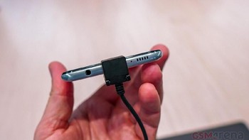 Mengusung port USB Type C dan jack audio 3,5 mm.  Foto: GSM Arena
