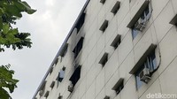 Kebakaran dipicu arus pendek di panel listrik di lantai 1. Api kemudian merambat hingga ke lantai 5 gedung utama. (Foto: Guruh Nuary/detikcom)
