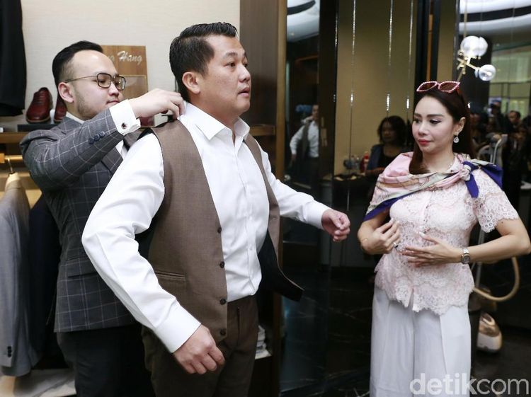 Femmy Permatasari Temani Calon Suami Fitting Jas Puluhan Juta