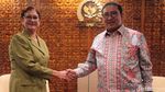 Fadli Zon Beri Keris ke Dubes Kuba di DPR