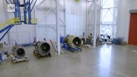 Ada fitur luar biasa lainnya di dalam gedung ini, seperti cerobong asap. Ketika mesin jet besar dijalankan sepanjang hari, gas buangnya juga panasnya harus dihantarkan ke suatu tempat (Thom Patterson/CNN Travel) 