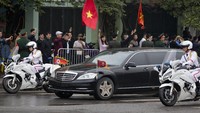 Selain mendapat pengawalan dari pasukan pengaman presiden yang mengendarai Toyota Land Cruiser, mobil Kim juga dikawal oleh 12 bodyguard hingga keluar dari stasiun Hanoi. Gemunu Amarasinghe/AP Photo.