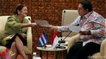 Fadli Zon Beri Keris ke Dubes Kuba di DPR
