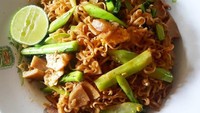 Mie instan goreng juga bisa diberi sentuhan gaya Thailand. Tambah bakso, saus cabai dan kucuri air jeruk nipis. Foto : Instagram @aree_ramsjai