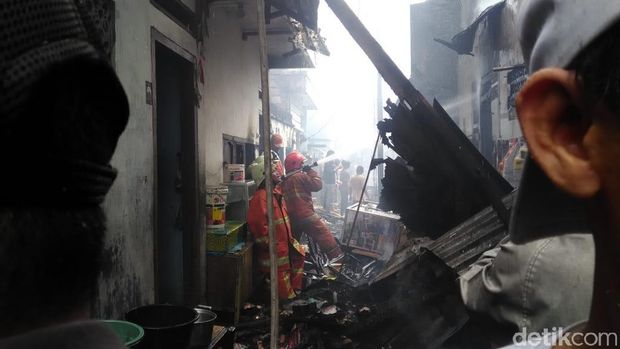 Kebakaran di Krukut Jakbar Padam, Petugas Lakukan Pendinginan