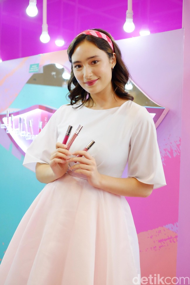 Selain dipakai di bibir, terkadang Tatja memakai lip cream sebagai blush on di pipinya. Cara ini membuat wajahnya merona tanpa harus membawa banyak produk kosmetik. Foto: Silmia Putri/Wolipop