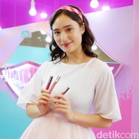 Selain dipakai di bibir, terkadang Tatja memakai lip cream sebagai blush on di pipinya. Cara ini membuat wajahnya merona tanpa harus membawa banyak produk kosmetik. Foto: Silmia Putri/Wolipop