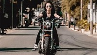 Bersama Harley-Davidson, Sharran touring paling jauhnya adalah dari Jakarta ke Anyer. Sharran Vebrianly/Instagram.