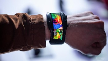 Smartwatch yang bodinya terbuat dari bahan stainless steel ini diklaim memiliki layar yang tahan untuk dilekukkan sebanyak 100 ribu kali. Foto: The Verge