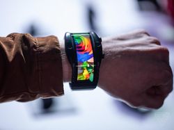 Penampakan Smartwatch Nubia yang Punya Layar Lengkung