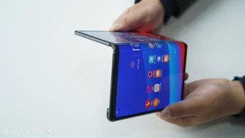 Ponsel tersebut mengusung konsep layar dilipat keluar.  Foto: Oppo