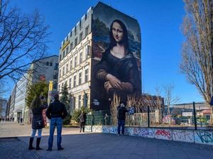 Mural Raksasa Mona Lisa yang Wajahnya Facelift Ada di Berlin