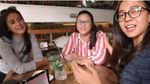 Ini Pose Cantik Chelzea, Adik Paula Verhouven Saat Makan Enak