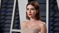 Pulasan makeup dan lipstik merah membuat penampilan Emma tambah menawan. Dia Dipasupil/Getty Images