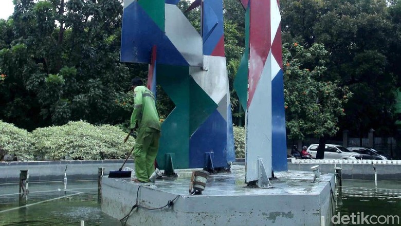 Pembersihan Rutin Air Mancur Di Taman Pakubuwono Foto 5