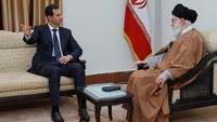 Kunjungan Assad ini menjadi kunjungan publik pertamanya ke Iran sejak konflik Suriah pecah tahun 2011 lalu. Selain Iran, Assad sebelumnya pernah berkunjung ke Rusia. Foto: SANA/Handout via REUTERS