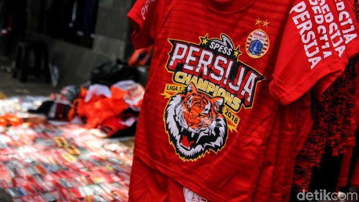 Lapak Atribut Persija di GBK Jelang Laga Persija kontra Becamex Binh Duong, kawasan Stadion GBK dipenuhi warna jingga. Pernak-pernik dan atribut Persija nampak dipasarkan para pedagang.
