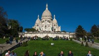 Sebanyak 28 persen turis yang datang ke Paris, berkunjung ke Sacre Coeur. Ini adalah gereja Katolik Roma dengan arsitektur putih dan megah. (Getty Images)