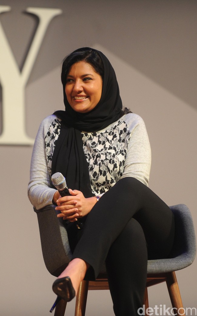 Di kesehariannya, Putri Reema memakai pashmina yang menutupi kepalanya tapi tidak menutupi seluruh rambutnya. Rambut hitamnya tetap terlihat di dahi dan di punggung. Foto: Getty Images