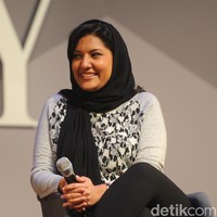 Di kesehariannya, Putri Reema memakai pashmina yang menutupi kepalanya tapi tidak menutupi seluruh rambutnya. Rambut hitamnya tetap terlihat di dahi dan di punggung. Foto: Getty Images