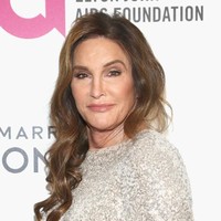 Sementara sang ayah Caitlyn tampil dengan dress sequin berkilauan. Foto: dok. Getty Images