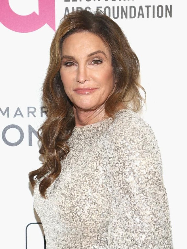 Sementara sang ayah Caitlyn tampil dengan dress sequin berkilauan. Foto: dok. Getty Images