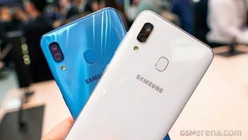 Tersedia slot MicroSD yang mendukung hingga 512 GB dan sidik jari di bagian belakang.  Foto: GSM Arena