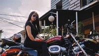Tetapi sebelum bisa melenggang di jalan raya bersama Harley-Davidson, Sharran belajar bertahap dan beberapa kali mendapat pembekalan safety riding. Sharran Vebrianly/Instagram.