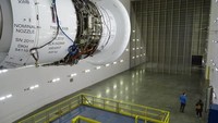 Suhu gas buangnya mencapai 800-900 derajat Celcius di dalam mesin. Suhu mesin yang sangat panas disalurkan ke terowongan bundar besar di dinding yang mengarah ke ruang khusus (Thom Patterson/CNN Travel) 