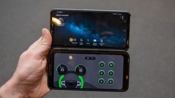 Layar kedua itu dapat mempermudah multitasking atau saat main game. Layar pertama untuk menayangkan game dan layar kedua sebagai kontroler. Foto: Pocket Lint