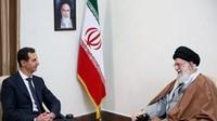 Dilaporkan televisi nasional Suriah bahwa dalam pertemuan itu, Assad dan Khamenei sepakat melanjutkan kerja sama di semua level demi kepentingan dua negara yang saling bersahabat ini. Foto: Fars News website/Handout via REUTERS