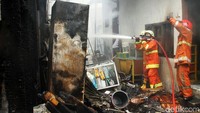 Beginilah aksi heroik pemadam yang dilakukan tepat di depan rumah yang terbakar.