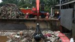 Penampakan Sampah di Pintu Air Manggarai Dibersihkan
