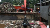 Sampah itu diketahui terbawa arus Kali Ciliwung setelah hujan mengguyur wilayah Bogor dan Depok beberapa waktu lalu.