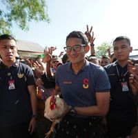 Jokowi Blusukan di Pasar Cilacap, Sandiaga Sibuk Makan Seafood di Kupang 