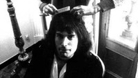 Ia juga sering memberikan masukan soal fashion dan gaya rambut Freddie. Dok. Vintag.es