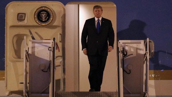 Potret Trump Tiba di Vietnam untuk Pertemuan dengan Kim Jong Un