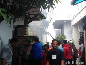 Kebakaran di Krukut Jakbar Padam, Petugas Lakukan Pendinginan