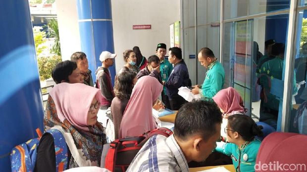 Suasana keluarga pasien mengisi data di RSUD Kota Tangerang