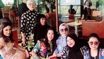 Serunya Viona Rosalina Saat Makan Bareng Keluarga hingga Geng Kepompong
