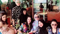 Viona tergabung dalam geng arisan Kepompong. Di dalamnya juga ada Krisdayanti, Melly Goeslaw, dan Mayang Sari. Mereka sering kumpul sambil makan bareng lho. Foto: Instagram viona__rosalina