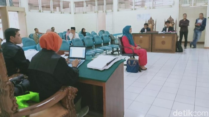 Bagi-bagi Jilbab Adik Wali Kota Berujung Pidana